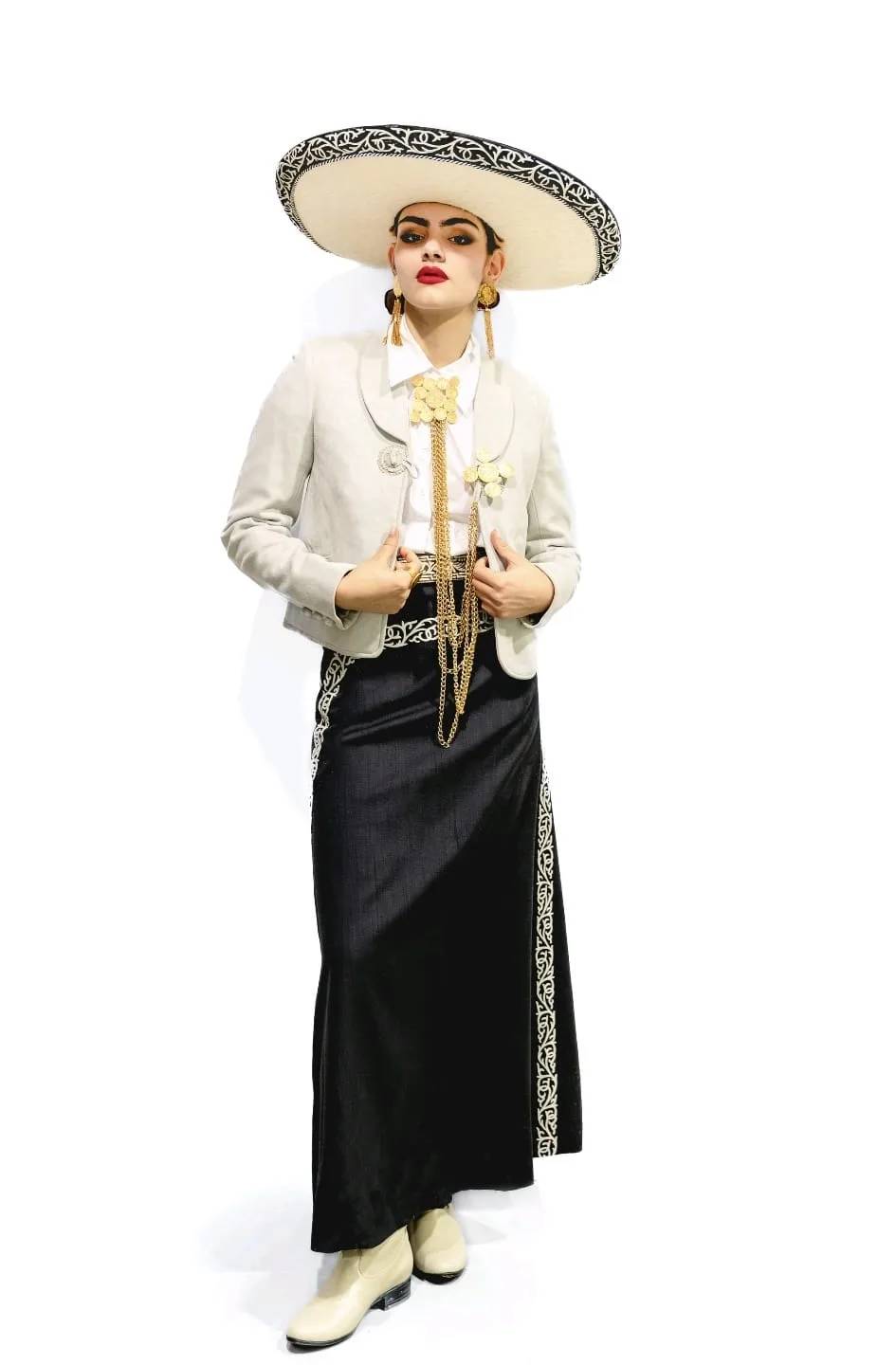 Hermoso atuendo charro con joyería de Daniel Espinosa