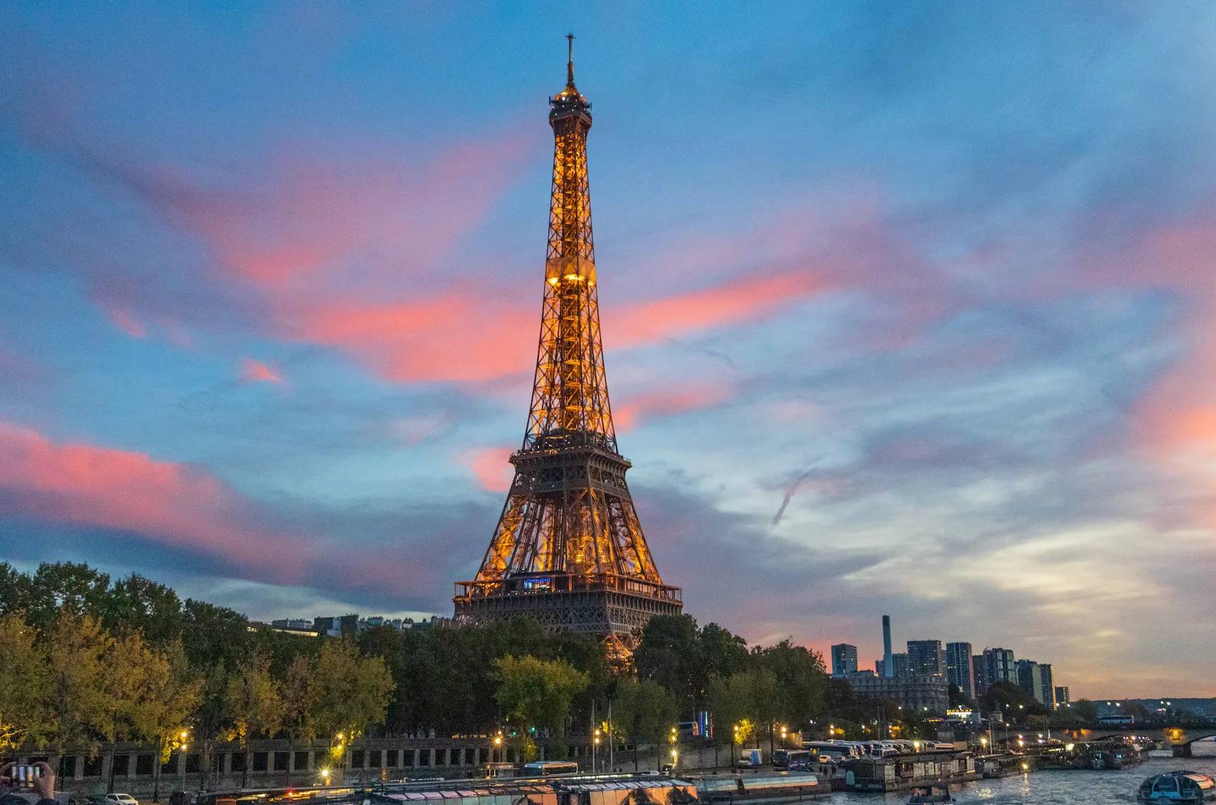 Bajo el cielo rosado de París