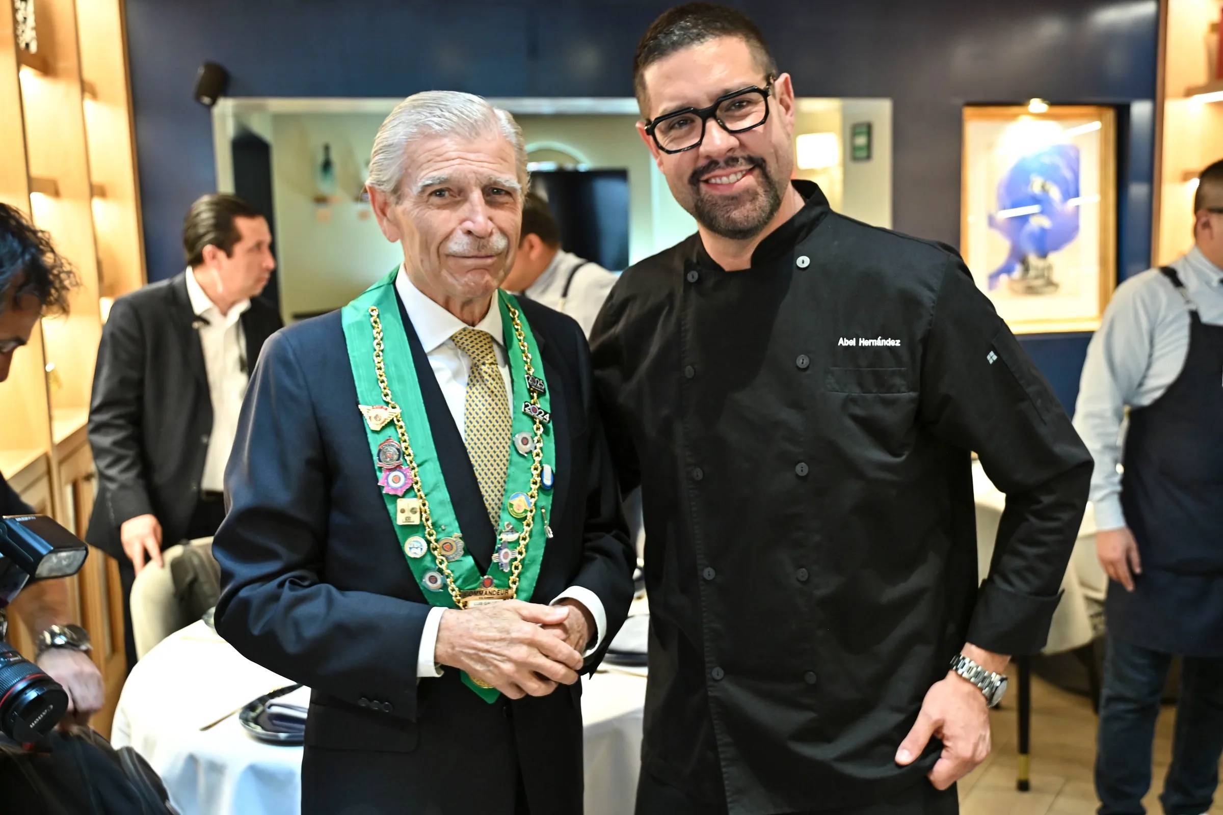La Chaîne des Rôtisseurs, la organización gastronómica más grande y antigua del mundo, continúa consolidando su presencia en México. Alejandro Rodríguez, Canciller Nacional y Bailli Provincial de esta cofradía en la Ciudad de México, compartió los detalles de la historia y el propósito de esta prestigiosa comunidad culinaria que nació en el siglo XIII.