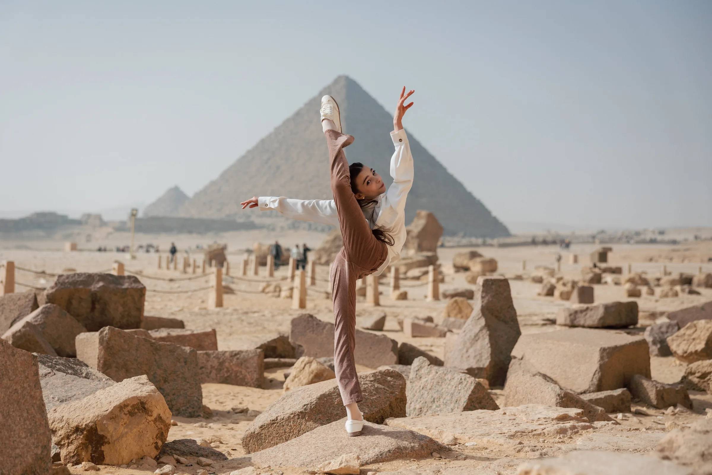 Danza Eterna: Cuando el Cuerpo Desafía la Roca Milenaria en el GEM