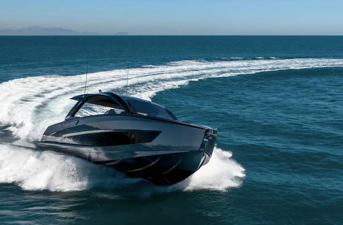 Porto Portals en Palma de Mallorca navega junto con Astondoa